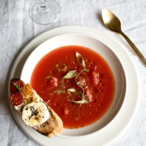 SOPA FRÍA DE TOMATE CON TOSTA DE QUESO DE CABRA GRATINADO