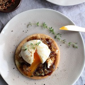 TARTALETAS DE CEBOLLA CARAMELIZADA, QUESO DE CABRA Y HUEVOS MOLLET