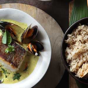 MEJILLONES Y PESCADO AL CURRY CON ARROZ DE COCO