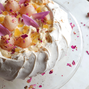 PAVLOVA DE LICHIS Y COCO CON JENGIBRE Y ROSAS