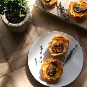 TARTALETAS DE QUESO DE CABRA, CEBOLLA E HIGOS