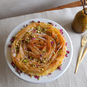 TARTA FLOR CON PISTACHOS Y ROSAS