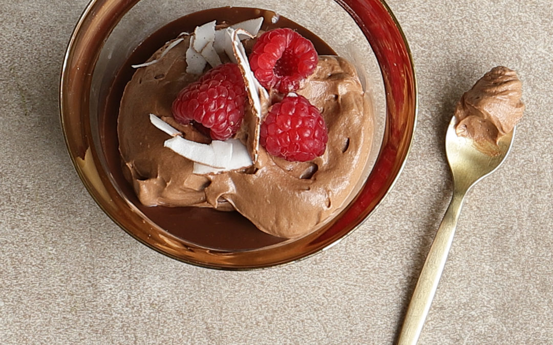 MOUSSE DE CHOCOLATE CON LICOR DE NARANJA, FRAMBUESAS Y COCO