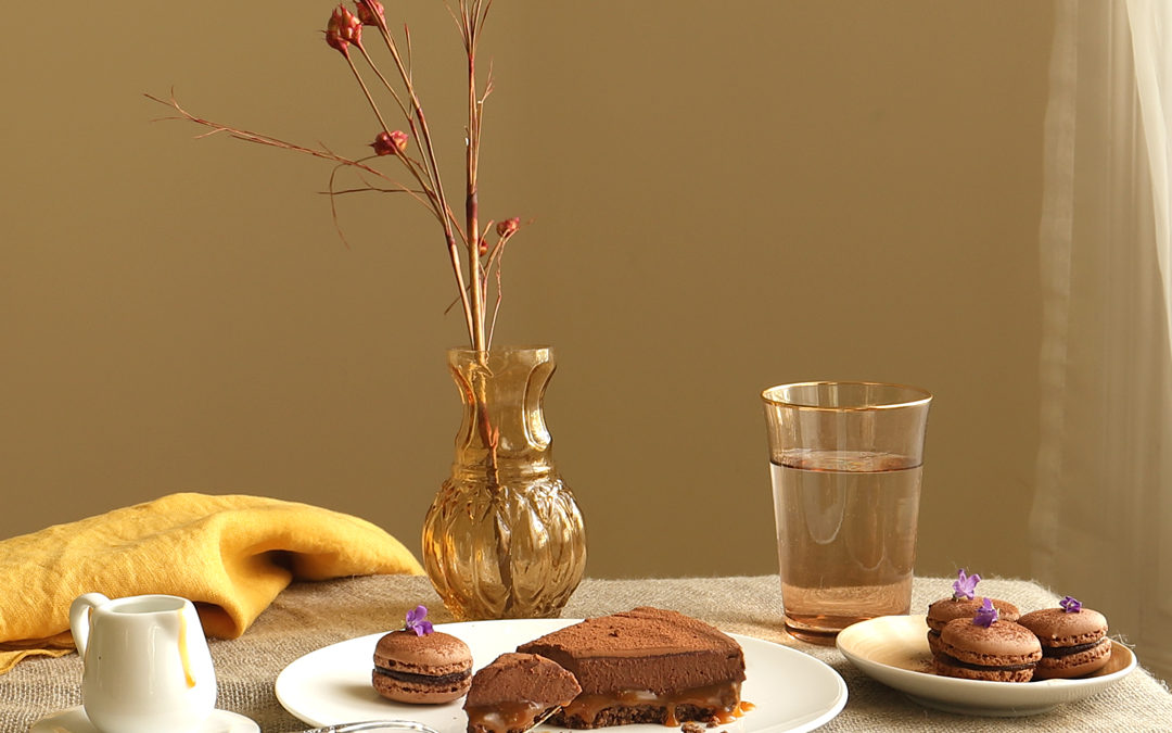 CHEESECAKE DE CHOCOLATE CON CARAMELO DE MANTEQUILLA CON SAL Y MACARRONS