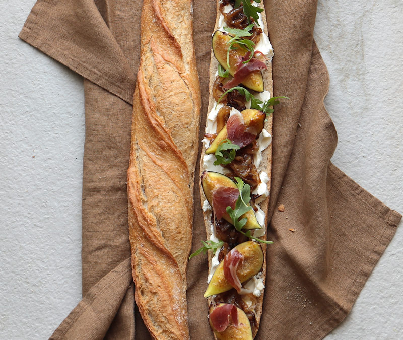 POSTRE DE CAMEMBERT Y UVAS SALTEADAS CON TORTAS DE ACEITE