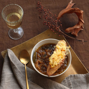 SOPA DE CEBOLLA CON PAN Y QUESO EMMENTAL