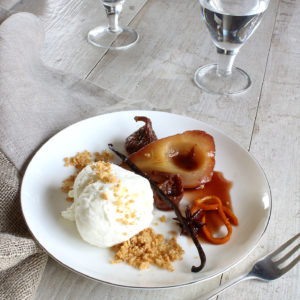 CHEESECAKE DE QUESO DE CABRA CON PERAS E HIGOS AL OPORTO