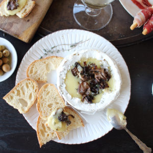 QUESO CAMEMBERT HORNEADO CON VERDURAS, SETAS Y JAMÓN IBÉRICO