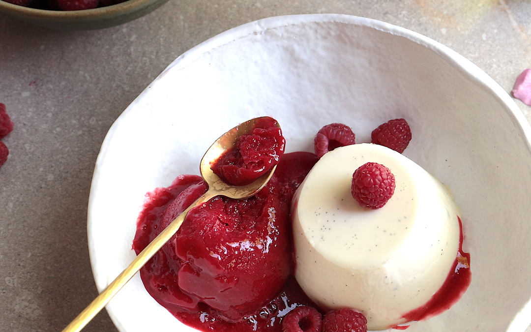 PANNA COTTA CON SORBETE DE FRAMBUESAS