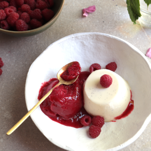 PANNA COTTA CON SORBETE DE FRAMBUESAS